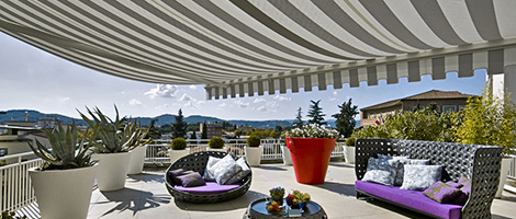 terrazzo con arredamento in midollino © adpePhoto - Fotolia.com Bild Markise
